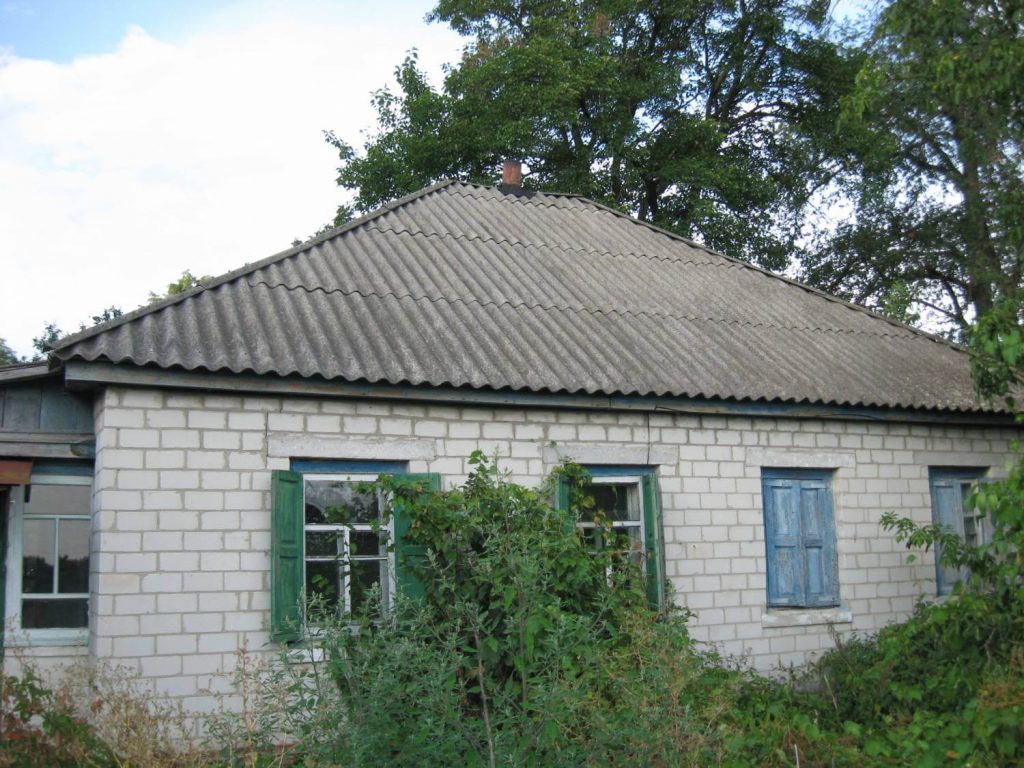 Четырех скатная шиферная крыша частного дома