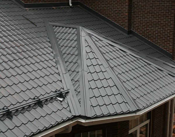 Фото ендовой крыши с фигурным декоративным (п-образным) коньком