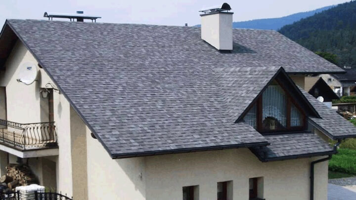 Фото крыши частного дома с кровлей из битумной мягкой гибкой черепицы Шинглас от ТехноНиколь
