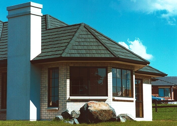 Фото крыши дома с кровлей из композитной черепицы профиля шейк