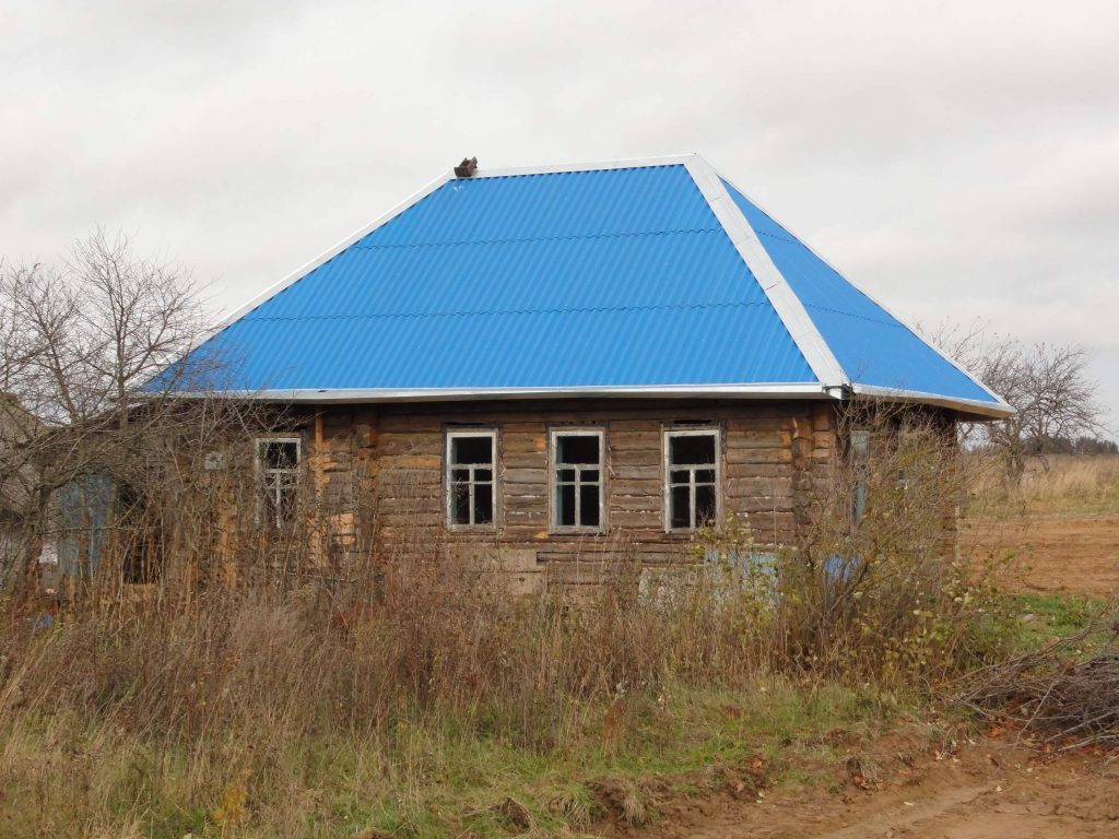 Фото скатной (вальмовой) крыши частного дома из цветного шифера