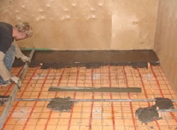 Фото утепления бетонного пола первого этажа в частном жилом доме экструзионным пенополистиролом пеноплексом под стяжку