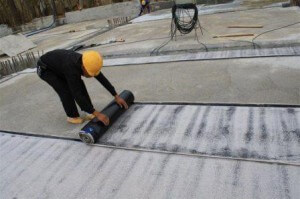Клеящий рубероид и его применение в качестве покрытия крыши