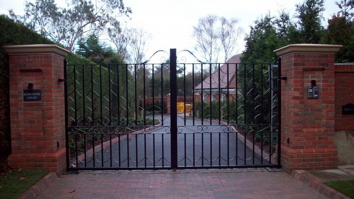 Комбинированный забор и ворота из металлической сварной сетки с элементами ковки