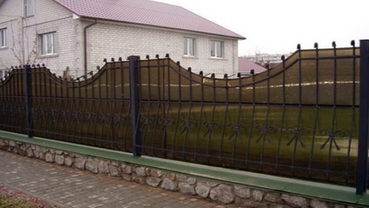 Комбинированный забор из поликарбоната и металлической сварной сетки