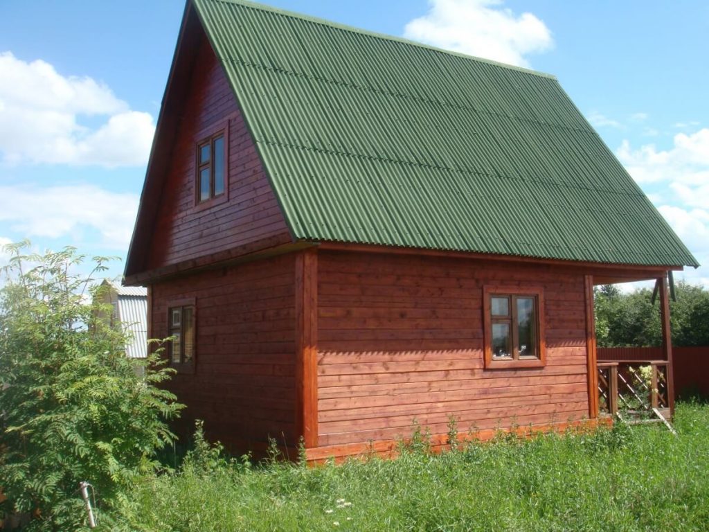 Крыша частного дома из зеленого битумного шифера (еврошифера Ондулин)