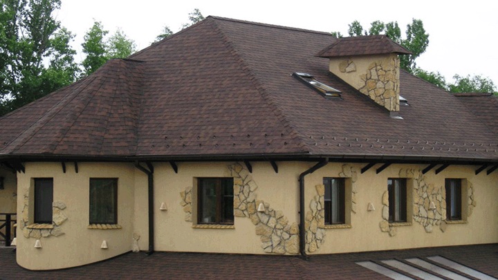 Мансарда жилого частного дома с покрытием крыши из мягкой битумной черепицы