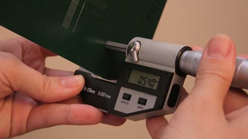Как измерить толщину металлочерепицы микрометром 