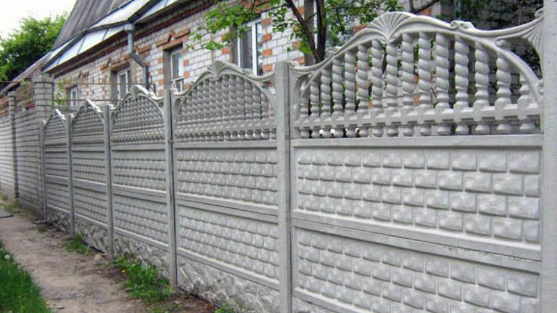 Нужна ли гидроизоляция под бетонную стену забора