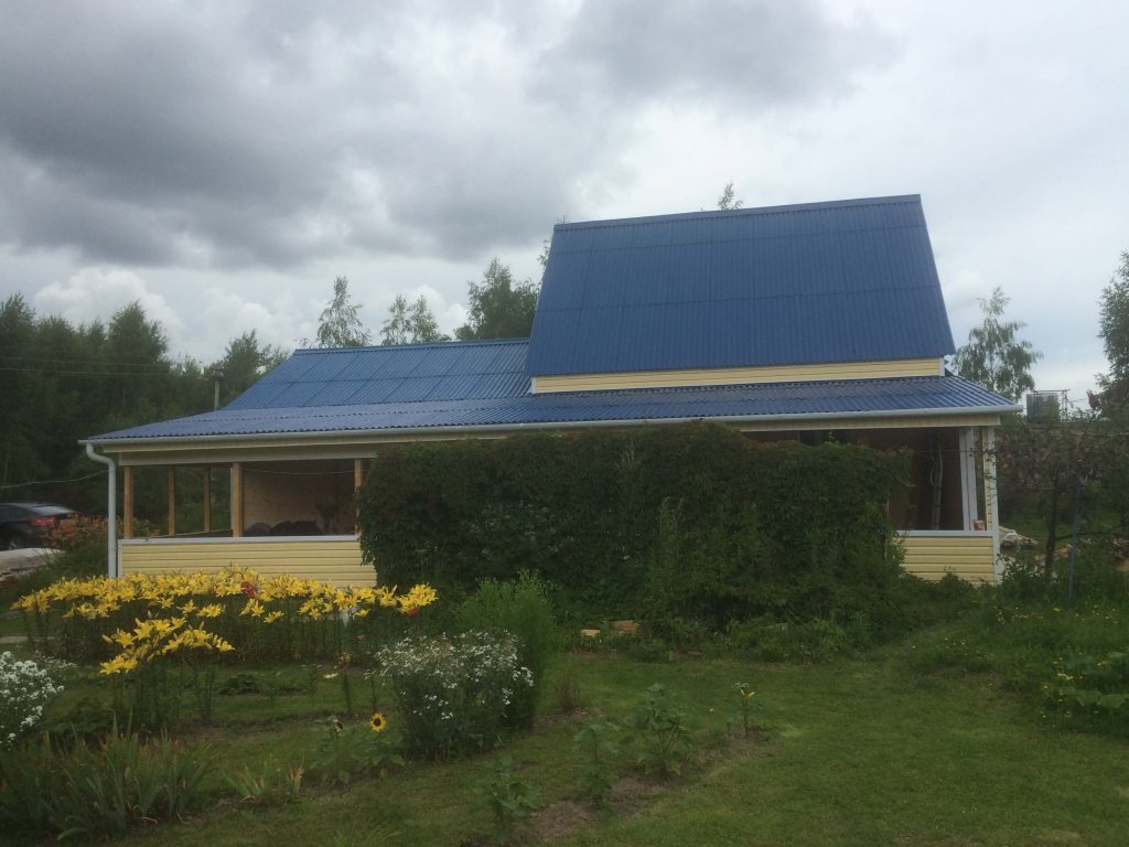 Скатная крыша частного дома из цветного шифера (фото)
