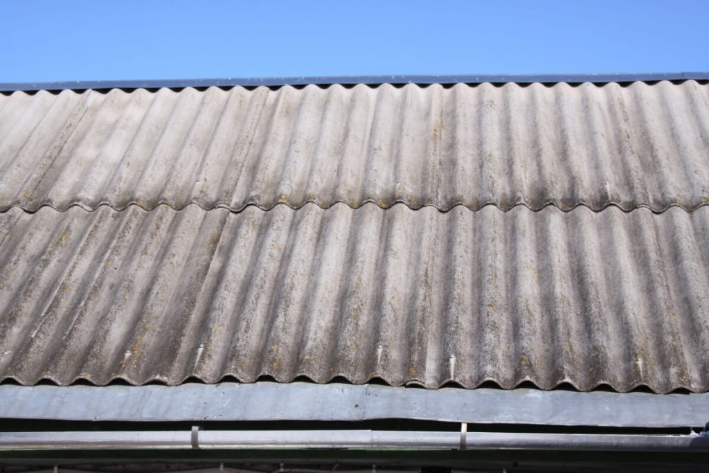 Скатная крыша дома с кровлей из шифера