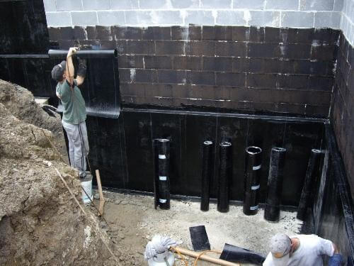 Вертикальная гидроизоляция фундамента и стен подвала частного дома, дачи