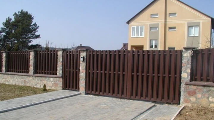 Ворота и забор из металлического штакетника