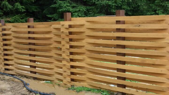 Забор «плетёнка» с деревянными столбиками