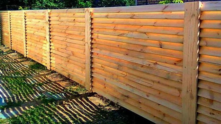 Забор жалюзи с деревянными столбами без фундамента
